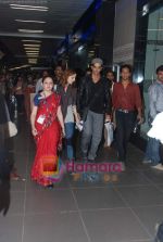 Hrithik Roshan, Suzanne Roshan returns from Berlin in International Airport, Mumbai on 3rd Nov 2010 (2).JPG